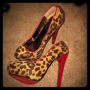 Bucco Capricorn Leopard Stilettos NEVER WORN ❤️🙌